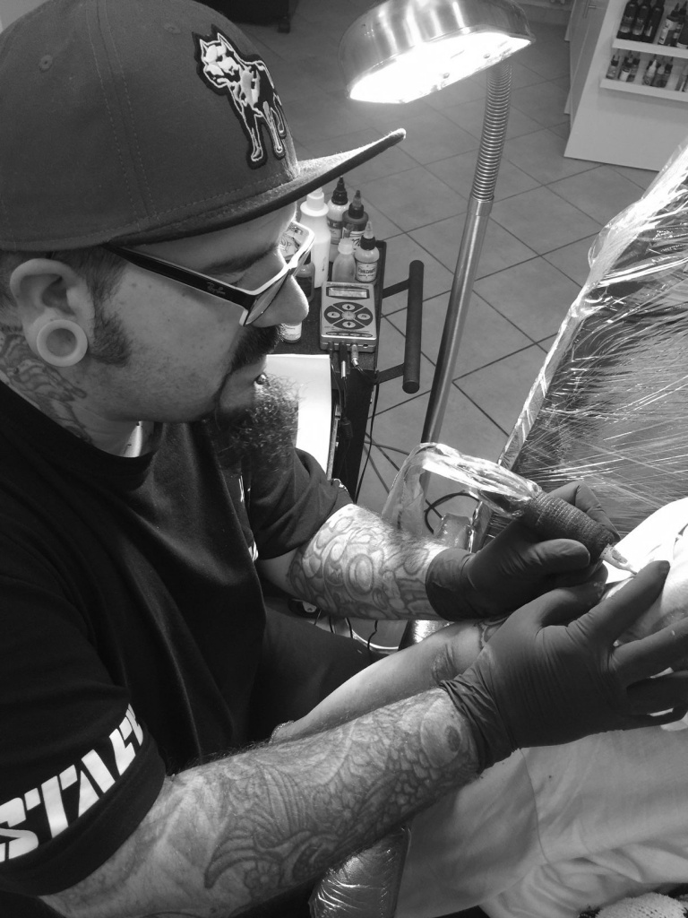 Mark Amann vom »ModernArtTattoos« in Cuxhaven rockin' and rollin'
