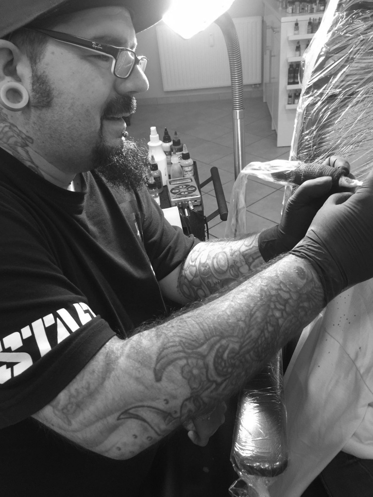 Mark Amann vom »ModernArtTattoos« in Cuxhaven rockin' and rollin'