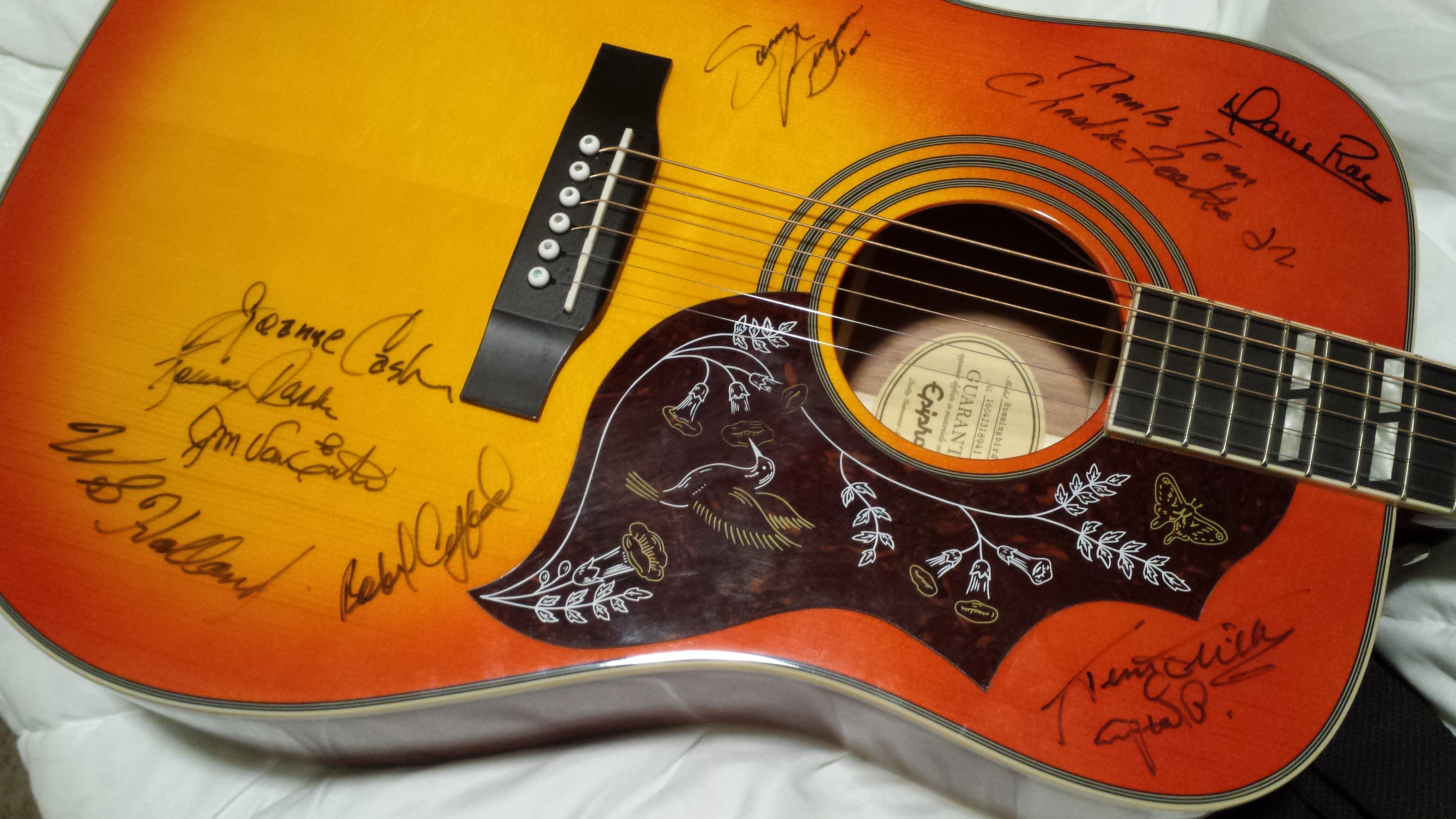 Meine Gitarre, auf der alle Musiker sowie der Sohn von Sam Phillips und auch Tommy und Joanne Cash unterschrieben haben