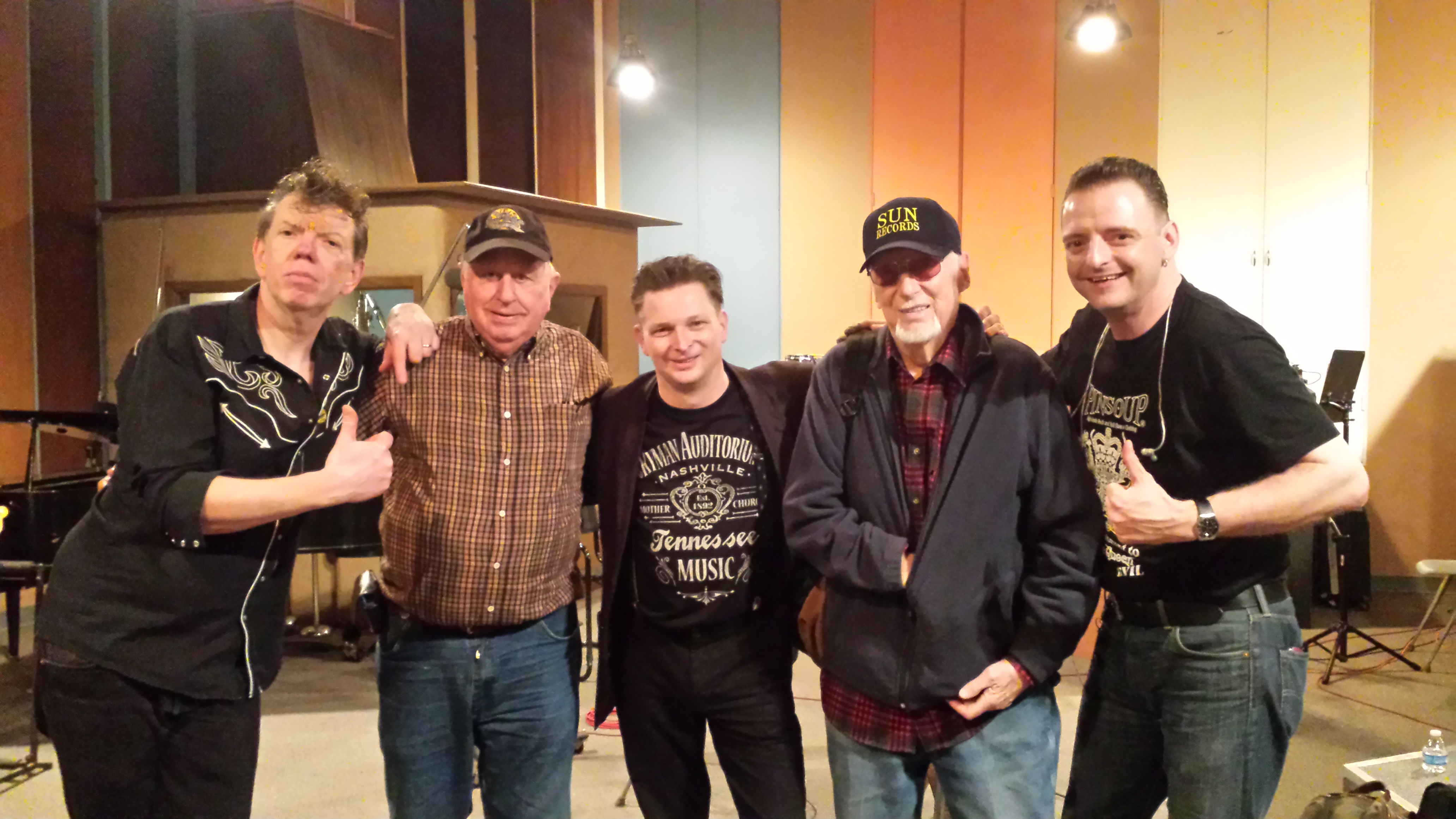Mit Sonny Burgess und dessen Schlagzeuger im Sam Phillips Recording Studio
