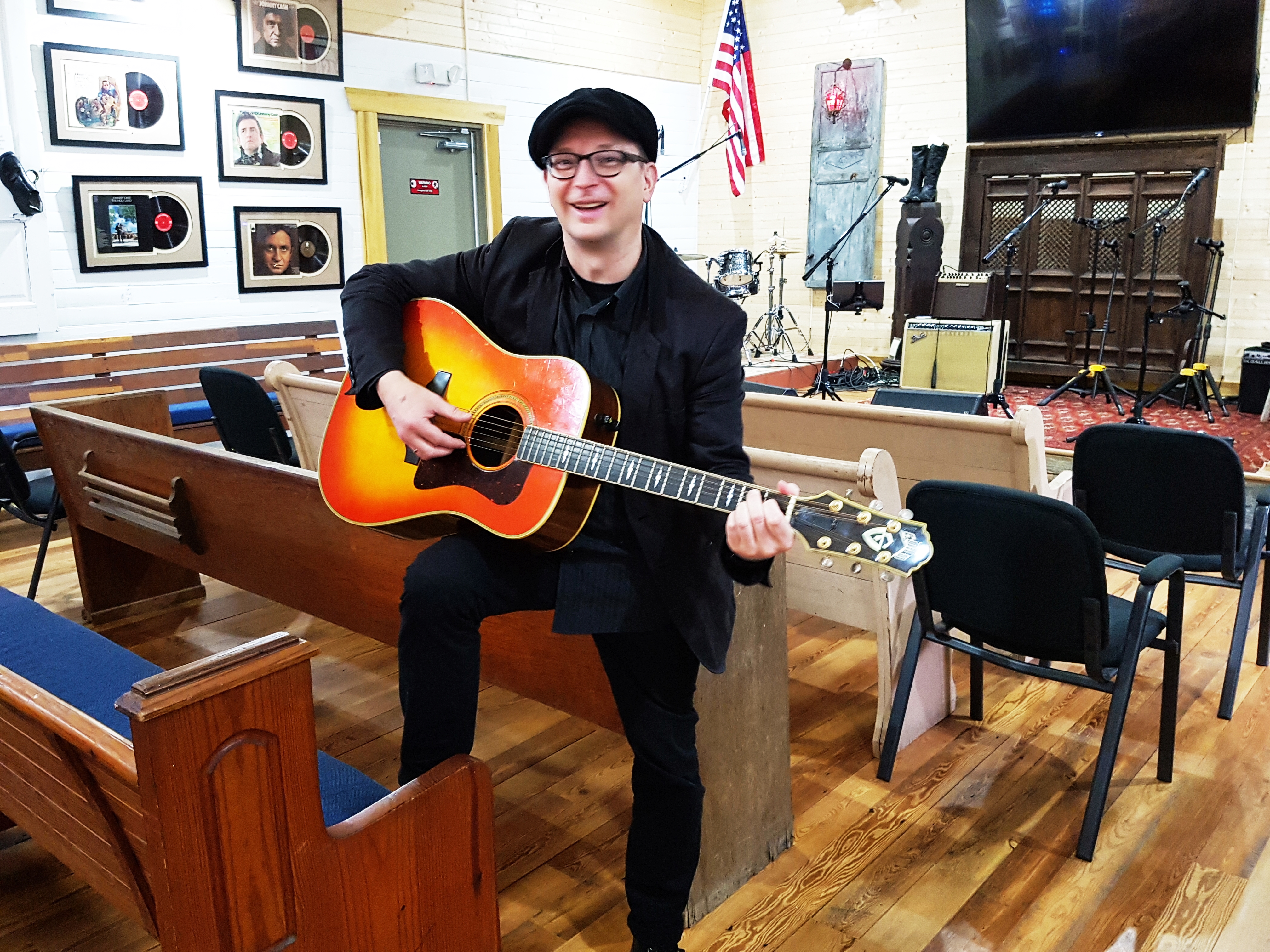 Mit der Gitarre von Johnny Cash im Storytellers Museum in Bon Aqua kurz vor meinem spontanen Auftritt