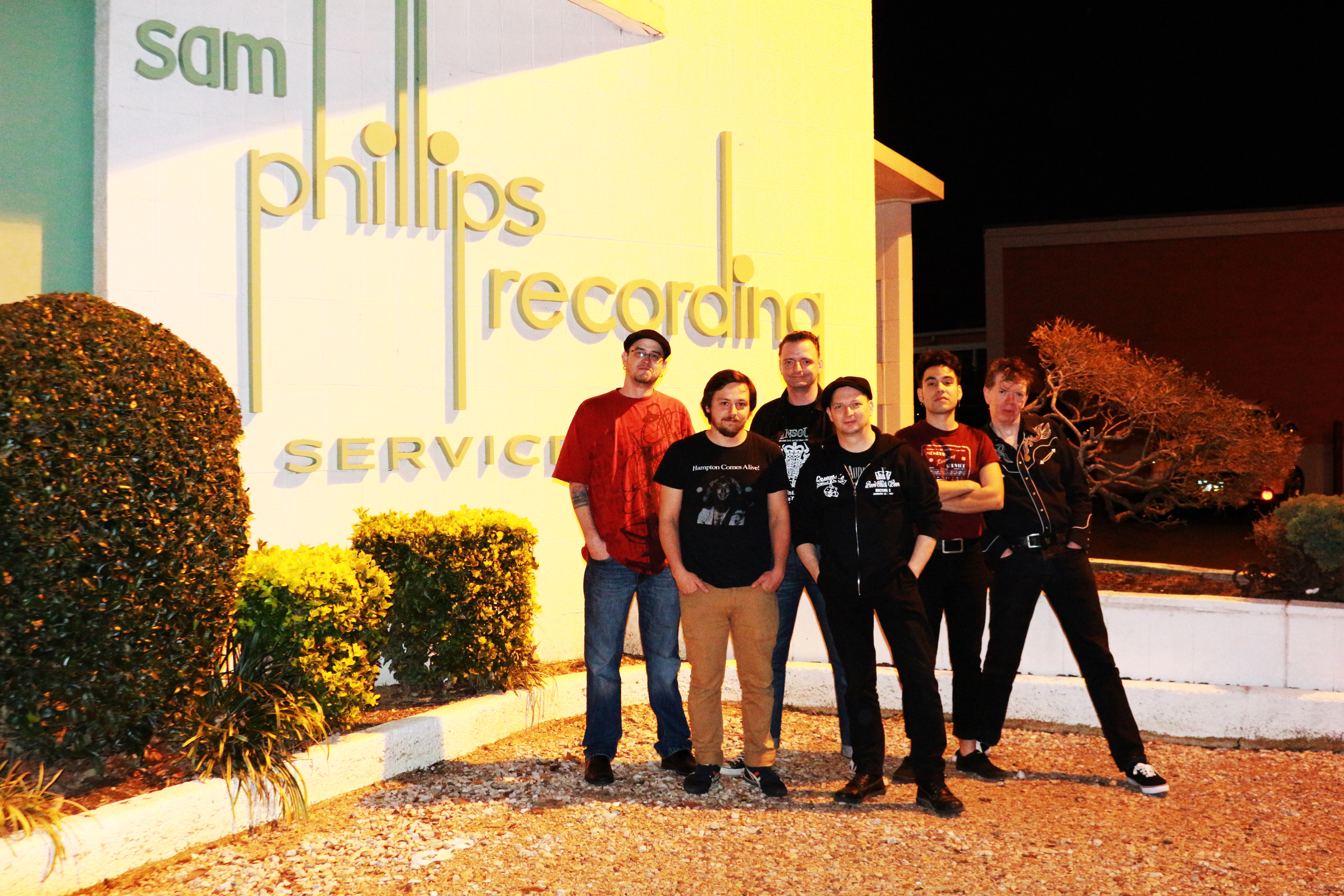 Mit der Tennessee Tapes Band und den Tontechnikern vor dem Sam Phillips Recording Studio